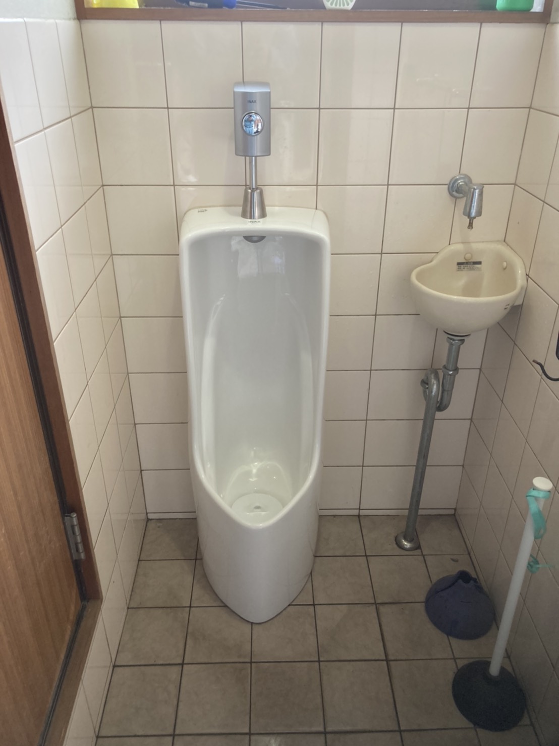 三重県伊賀市柏野 男性用トイレの水を流すと止まらなくなる 小便器交換 公式 水漏れ つまりを修理するなら 水のトラブルサポートセンター