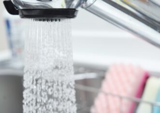 キッチンの蛇口は自分で交換できる？種類や交換方法、注意点を解説