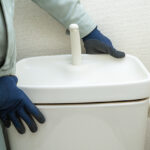 トイレタンクが故障したらどうすればいい？ひび割れ・水溢れの原因や応急処置・修理費用を解説