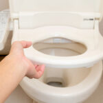 古いトイレの便座交換は自分でできる？交換方法や業者の費用相場を解説
