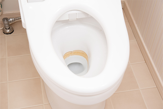 トイレの尿石の掃除方法は？頑固にこびりついた黄ばみの取り方も解説！