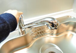 水道の蛇口の水漏れを自分で修理する方法は？原因や直し方を紹介