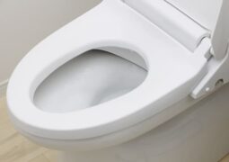 トイレの便器と床の間の水漏れの原因は？対処法や注意点を解説