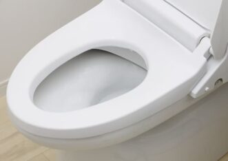 トイレの便器と床の間の水漏れの原因は？対処法や注意点を解説