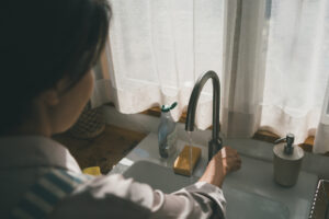 キッチンで水漏れを発見した際の応急処置