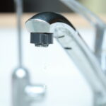 水道の蛇口から水漏れする原因は？応急処置・自分で直す方法・業者依頼の目安を解説