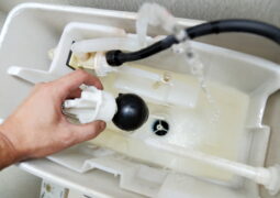 トイレタンクの水が止まらない原因と今すぐできる対処方法！業者に頼む目安も解説