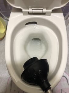 トイレの排水管を自分で掃除するときの注意点
