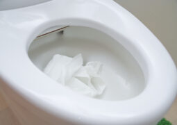トイレ詰まりはお湯で直せる？正しい対処法や注意点を解説