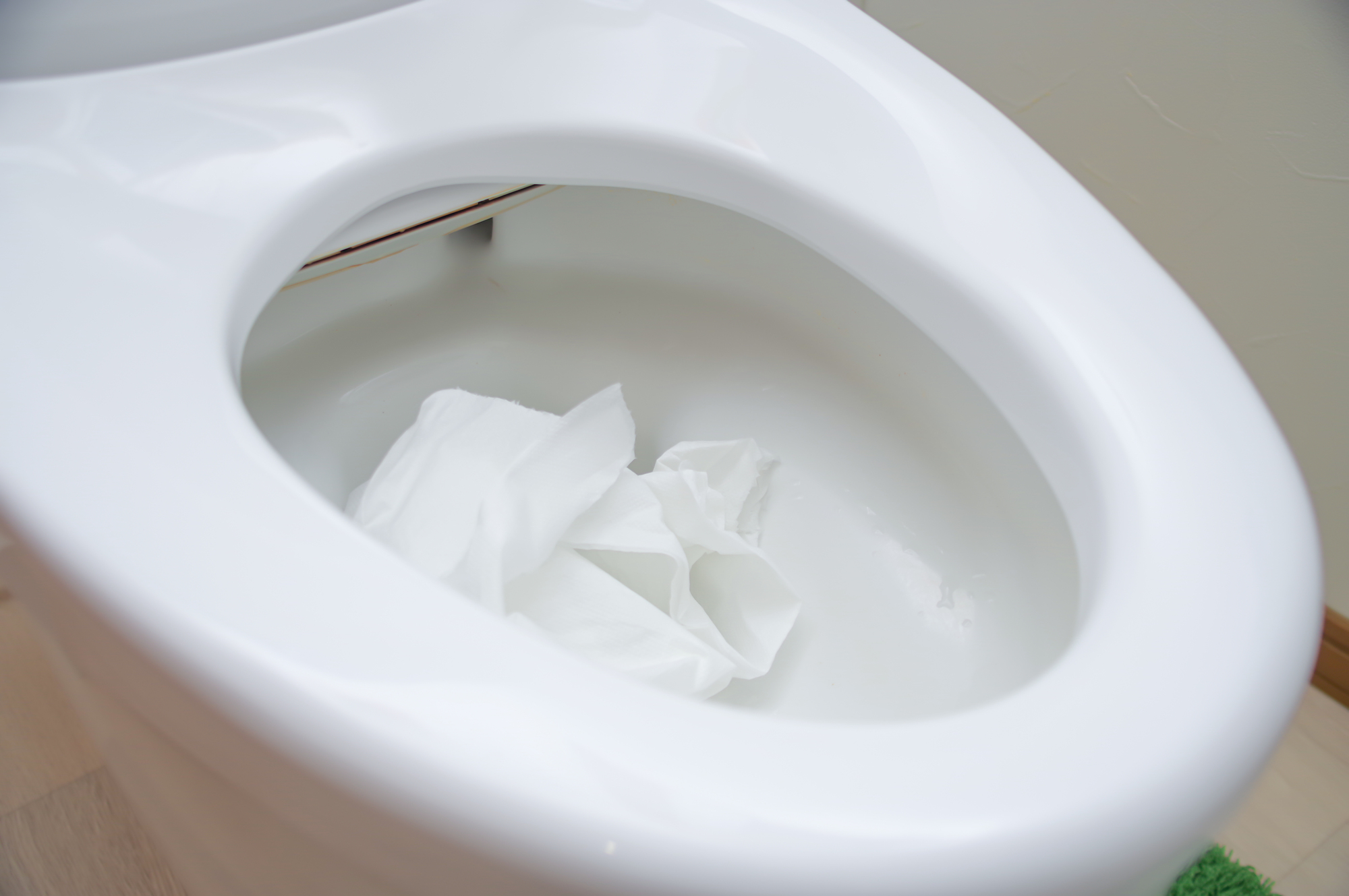 トイレ詰まりはお湯で直せる？正しい対処法や注意点を解説