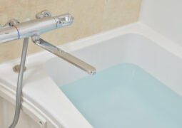 浴室のシャワー水栓を自分で交換する方法は？種類や注意点、修理費用を解説