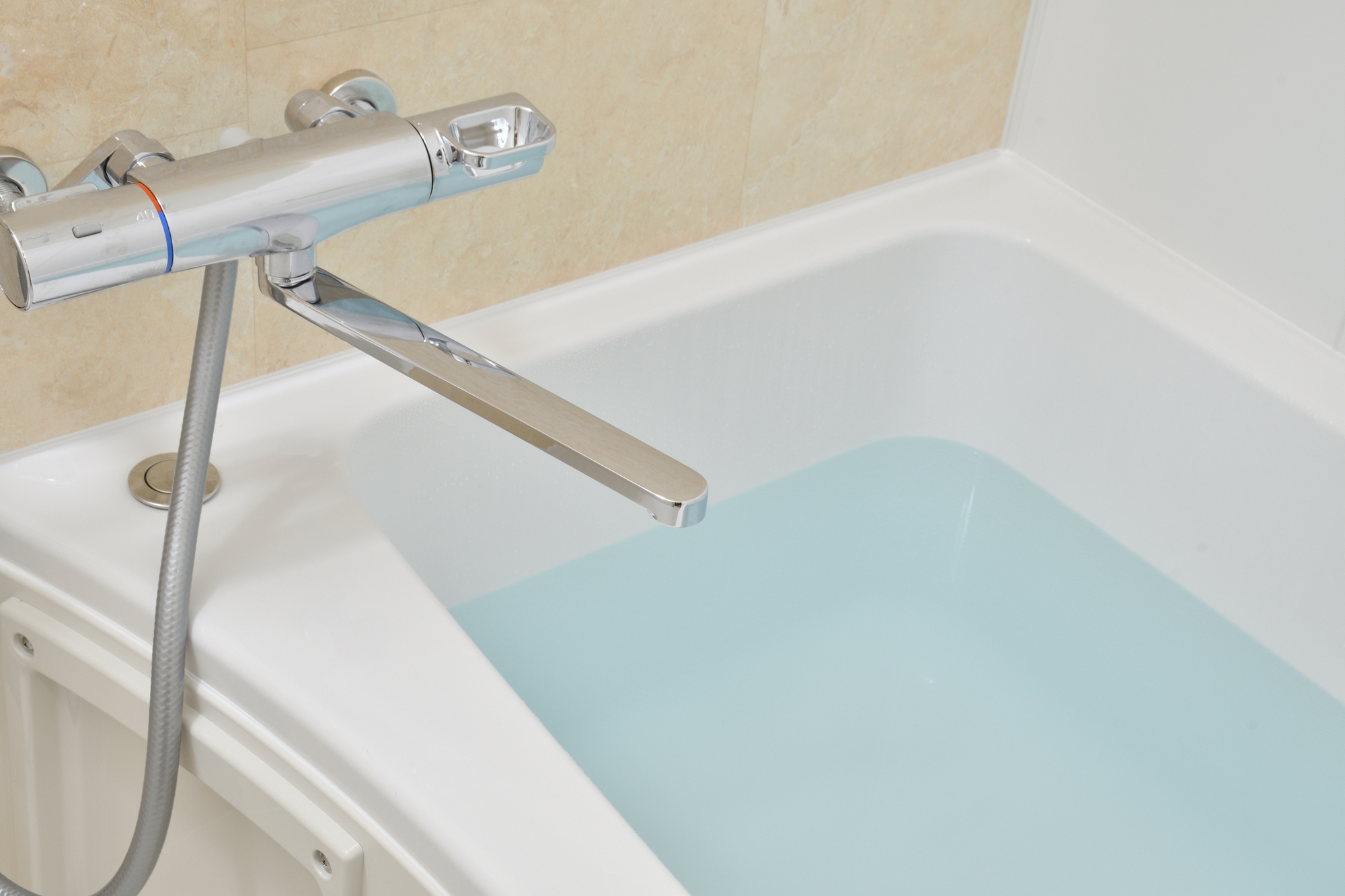 浴室のシャワー水栓を自分で交換する方法は？種類や注意点、修理費用を解説