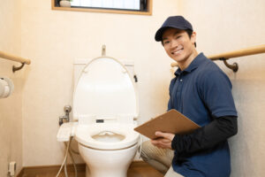 自力でトイレ詰まりが解決できないときは業者に相談しましょう