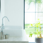 洗面所がつまったら自分で直せる？原因や解消法、予防方法を解説