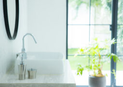 洗面所がつまったら自分で直せる？原因や解消法、予防方法を解説