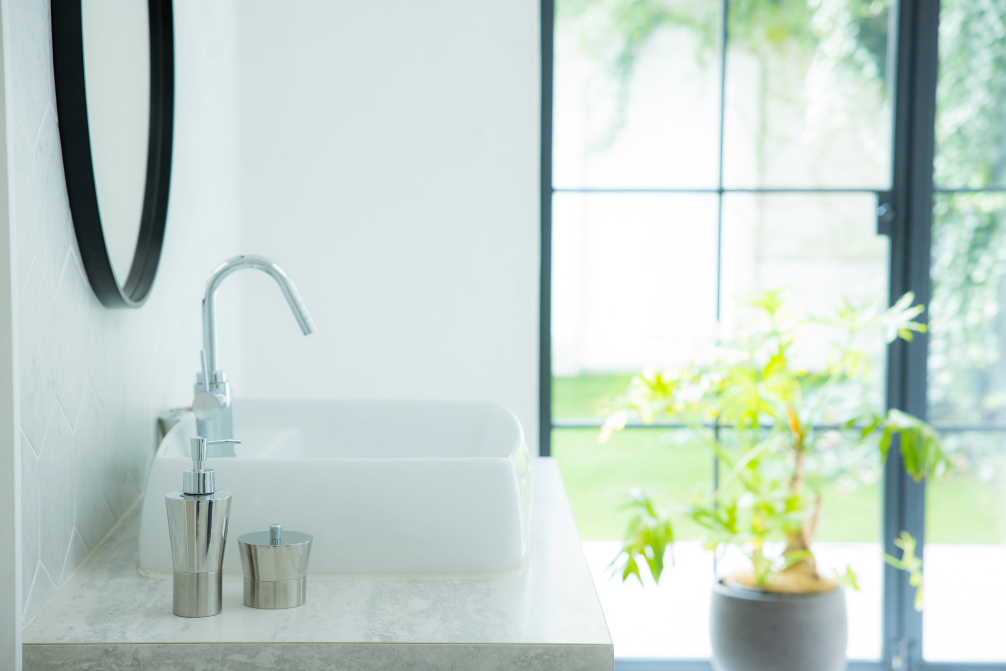 洗面所がつまったら自分で直せる?原因や解消法、予防方法を解説