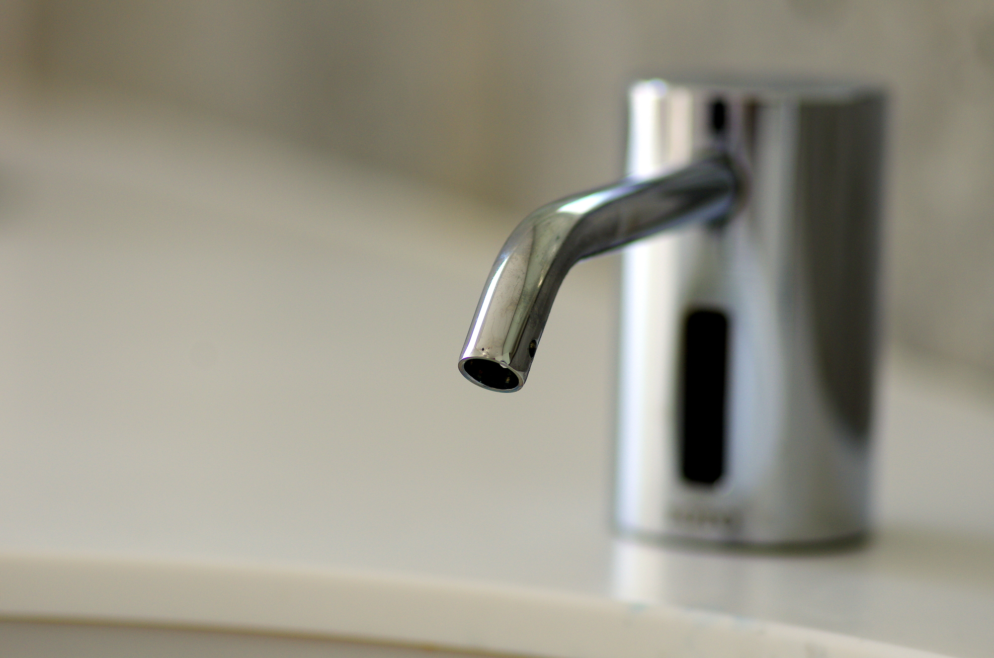 自動水栓は後付けできる!タッチレスのメリット・デメリットも解説