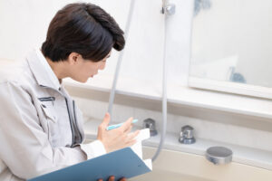 お風呂の水漏れを自分で修理するより交換したほうがよい場合