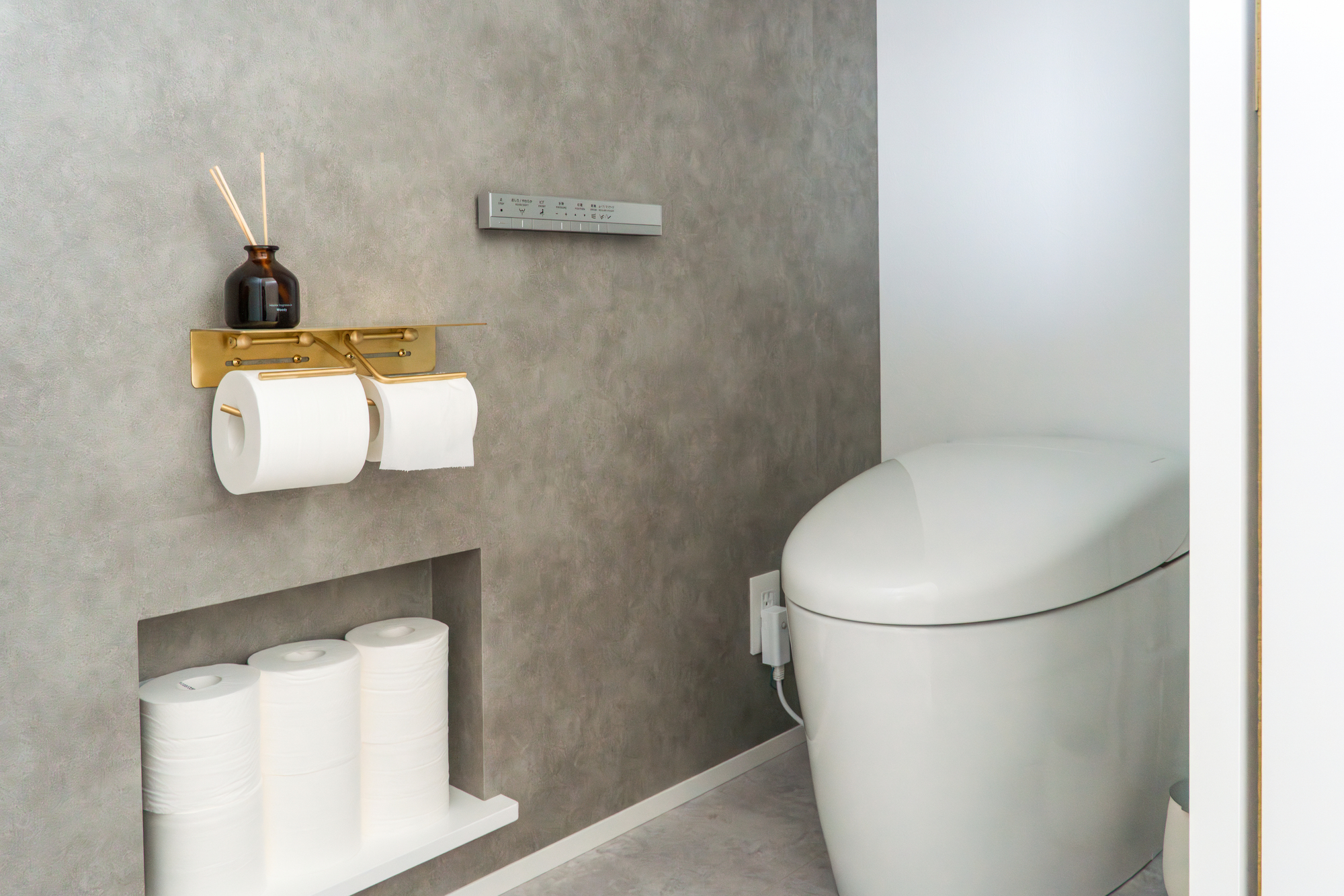 トイレのタンク下から水漏れが発生したら?応急処置や原因・対処法を紹介