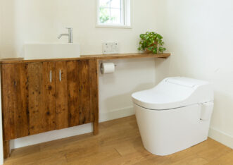 トイレの止水栓の止め方とは？役割や調整方法とあわせて解説