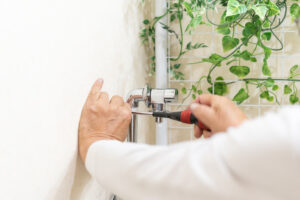 トイレの止水栓の開け方と調整方法