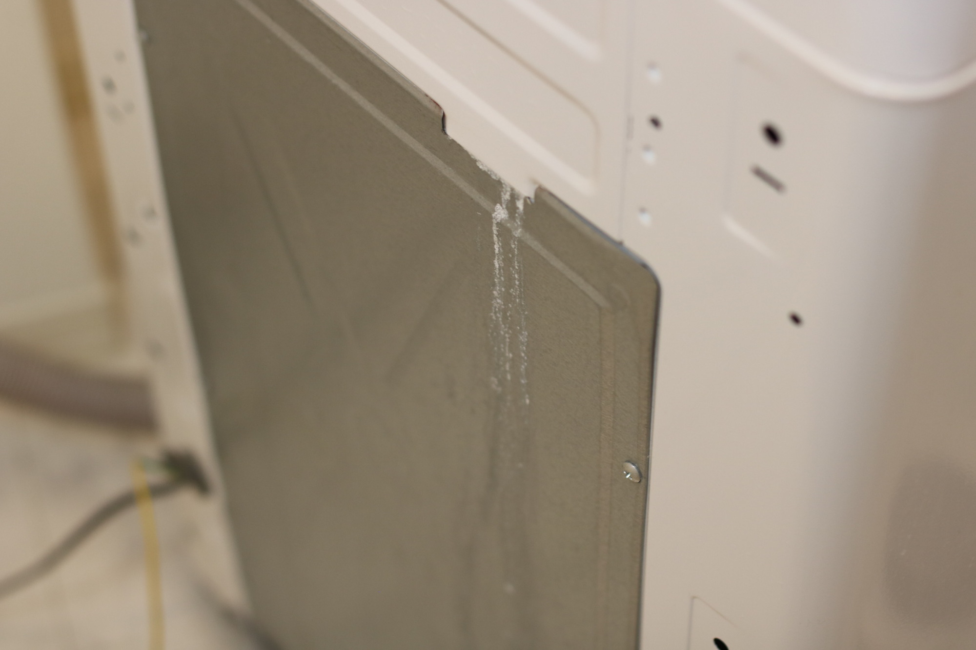 洗濯機周辺から水漏れしたときの対処法!原因や応急処置のやり方を解説