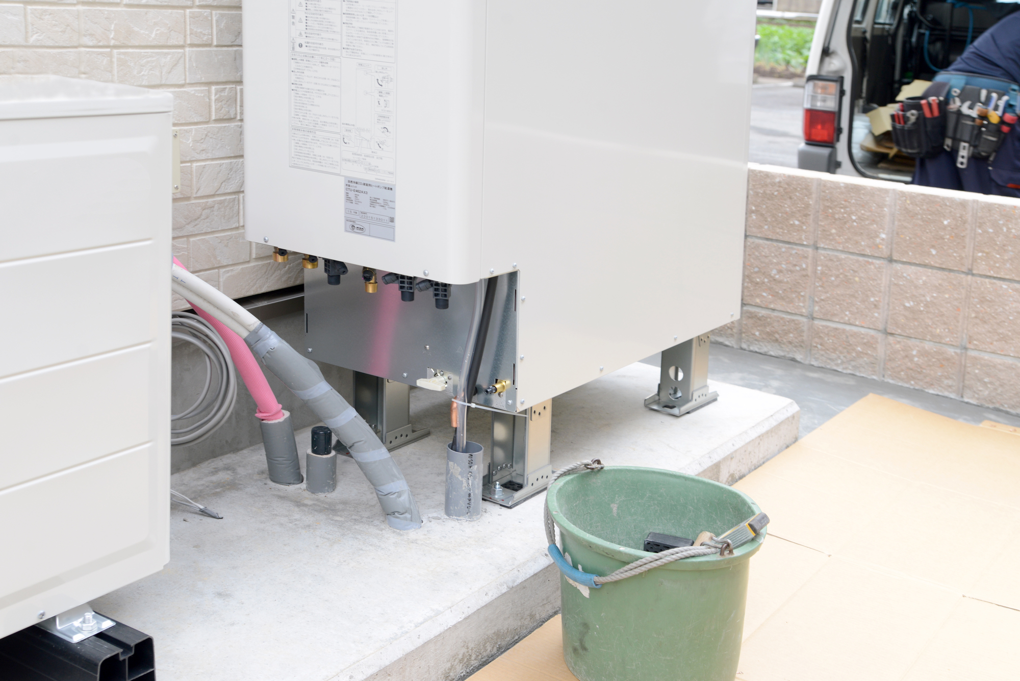 エコキュートのヒートポンプ配管から水漏れしたら?原因や対処法、修理費用を解説