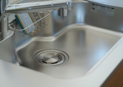 排水口の臭いを消すには？原因別の対処方法や対策、業者の費用相場を解説