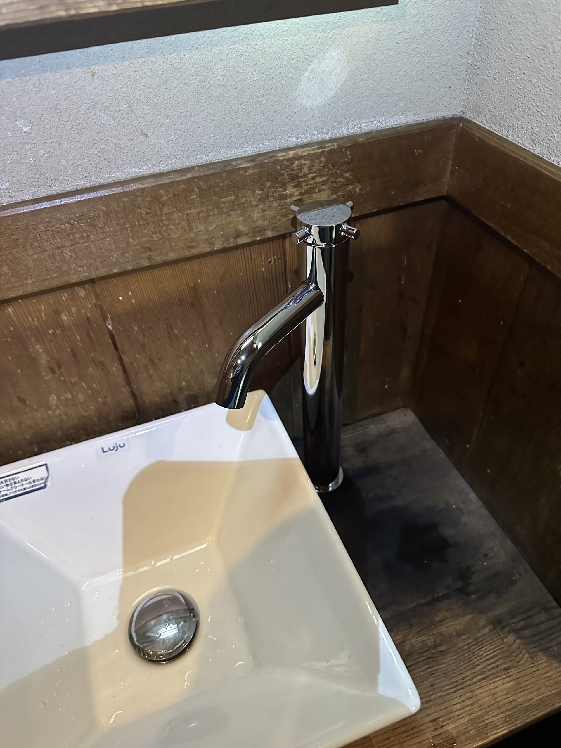 【京都府京都市東山区祇園町南側】トイレ内手洗い蛇口交換、フレキ配管交換